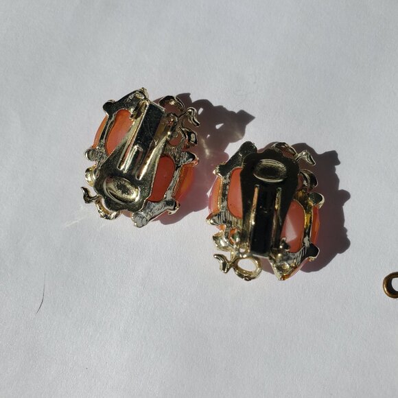 Unsigned Lucite Pink Moonglow Vintage Necklace and Clip-on Earrings Set - Picture 2 of 4